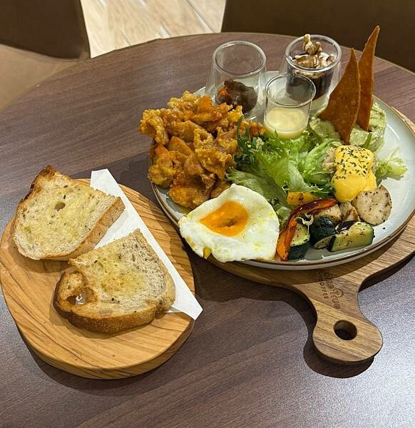 【信義區美食】成真咖啡BELLAVITA店，全天候早午餐、甜
