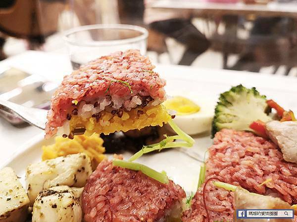 台北信義咖啡館【成真咖啡-台北Bellavita信義店】舒芙蕾太好吃了！還有三種風味的彩虹飯/2021Bellavita聖誕