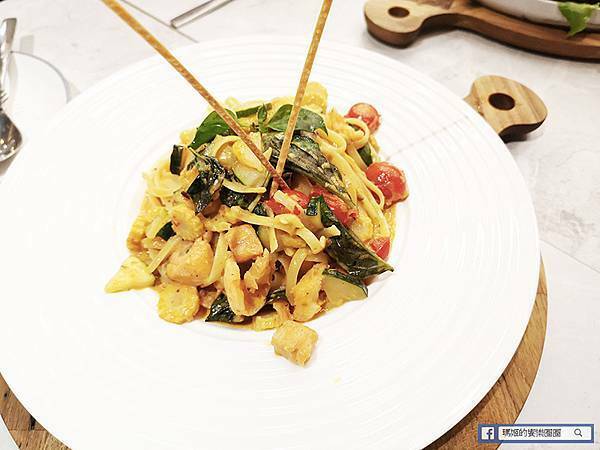 台北信義咖啡館【成真咖啡-台北Bellavita信義店】舒芙蕾太好吃了！還有三種風味的彩虹飯/2021Bellavita聖誕