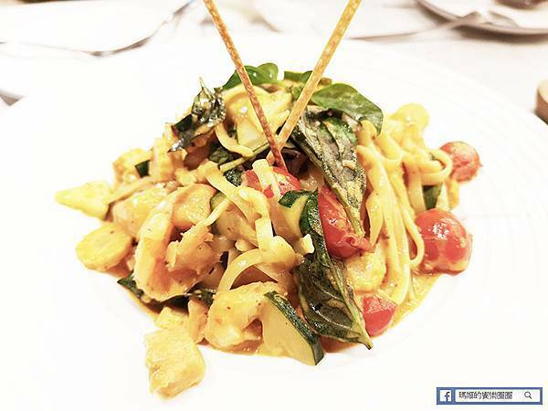 台北信義咖啡館【成真咖啡-台北Bellavita信義店】舒芙蕾太好吃了！還有三種風味的彩虹飯/2021Bellavita聖誕