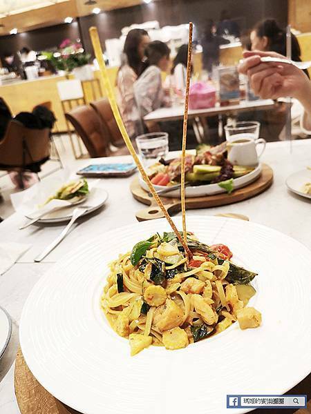 台北信義咖啡館【成真咖啡-台北Bellavita信義店】舒芙蕾太好吃了！還有三種風味的彩虹飯/2021Bellavita聖誕