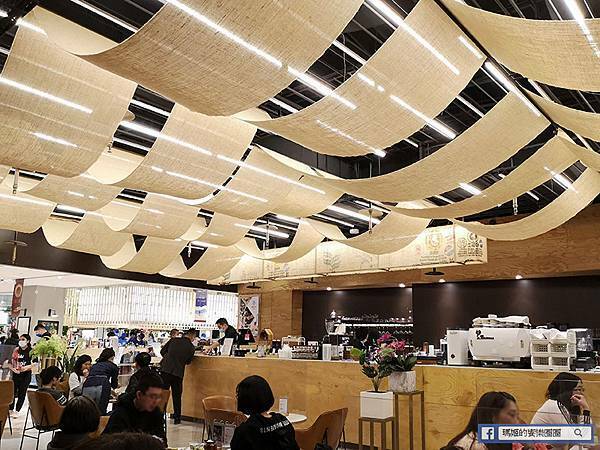 台北信義咖啡館【成真咖啡-台北Bellavita信義店】舒芙蕾太好吃了！還有三種風味的彩虹飯/2021Bellavita聖誕