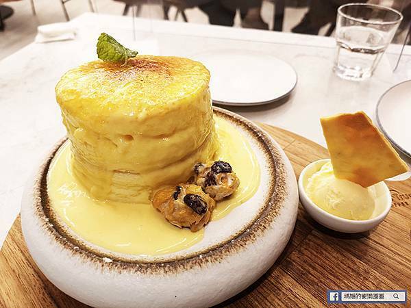 台北信義咖啡館【成真咖啡-台北Bellavita信義店】舒芙蕾太好吃了！還有三種風味的彩虹飯/2021Bellavita聖誕