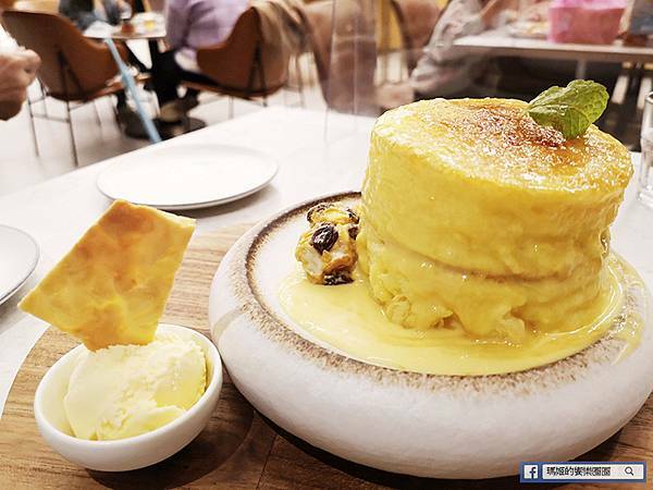 台北信義咖啡館【成真咖啡-台北Bellavita信義店】舒芙蕾太好吃了！還有三種風味的彩虹飯/2021Bellavita聖誕