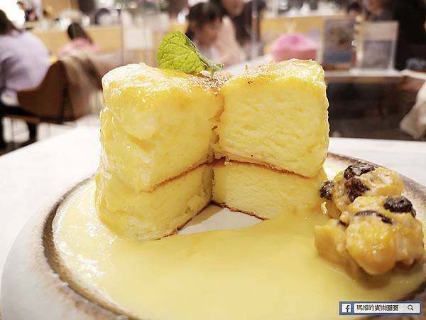 台北信義咖啡館【成真咖啡-台北Bellavita信義店】舒芙蕾太好吃了！還有三種風味的彩虹飯/2021Bellavita聖誕