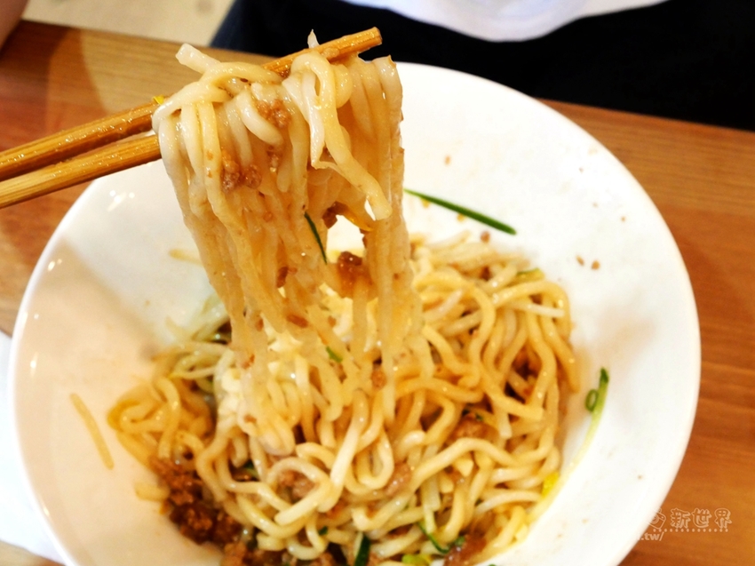 桃園中壢區美食推薦【阿米家 Jia Mia - 青麻拌麵】中原大學商圈│文青風老屋新生拌麵店 - 德妹看新世界