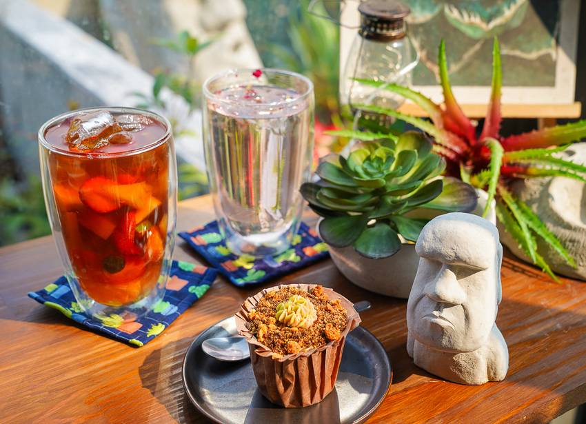 [高雄]肉肉栽培研究所-多肉植物主題景觀咖啡廳~跟摩艾一起嘟嘴賣萌 - 美食好芃友