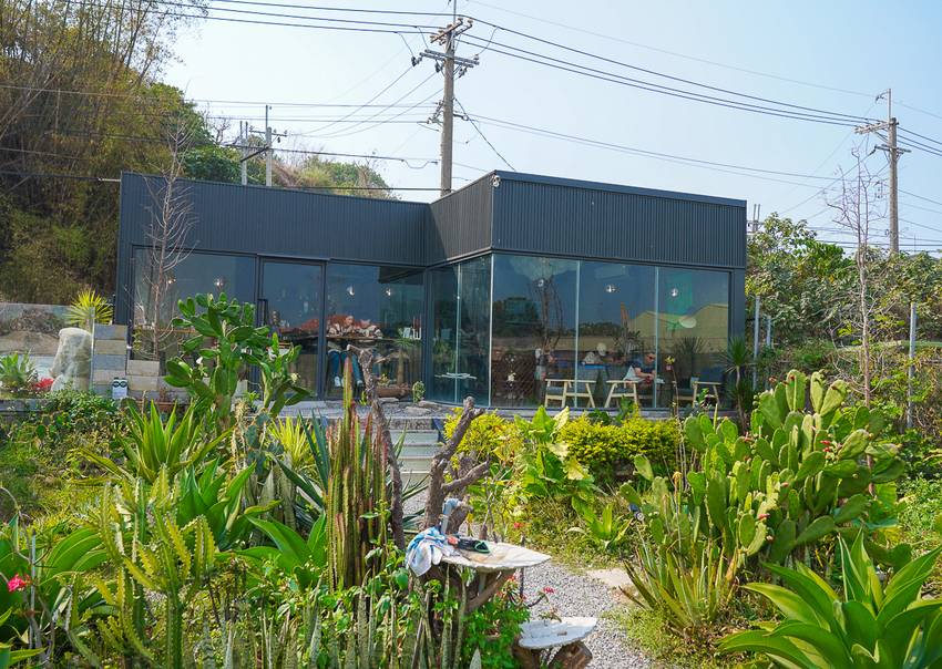 [高雄]肉肉栽培研究所-多肉植物主題景觀咖啡廳~跟摩艾一起嘟嘴賣萌 - 美食好芃友