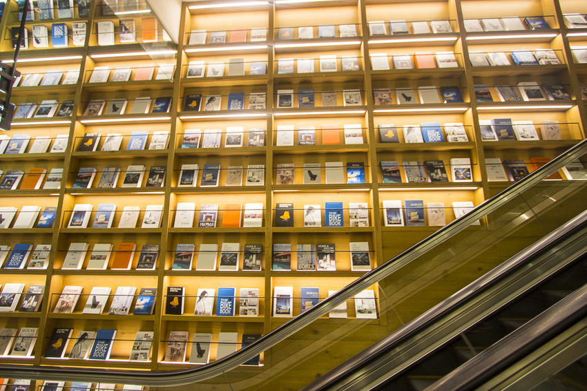 【台北景點】TSUTAYA BOOKSTORE｜蔦屋書店台北南港店～500坪大空間美麗書店，路易莎咖啡、WIRED CHAYA茶屋進駐