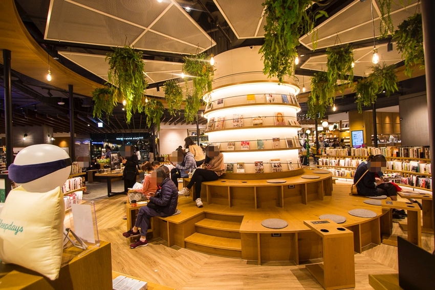 【台北景點】TSUTAYA BOOKSTORE｜蔦屋書店台北南港店～500坪大空間美麗書店，路易莎咖啡、WIRED CHAYA茶屋進駐