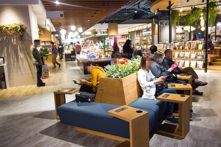 【台北景點】TSUTAYA BOOKSTORE｜蔦屋書店台北南港店～500坪大空間美麗書店，路易莎咖啡、WIRED CHAYA茶屋進駐