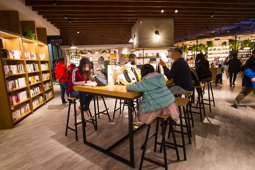 【台北景點】TSUTAYA BOOKSTORE｜蔦屋書店台北南港店～500坪大空間美麗書店，路易莎咖啡、WIRED CHAYA茶屋進駐