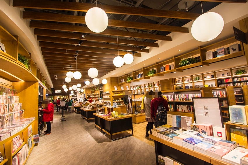 【台北景點】TSUTAYA BOOKSTORE｜蔦屋書店台北南港店～500坪大空間美麗書店，路易莎咖啡、WIRED CHAYA茶屋進駐