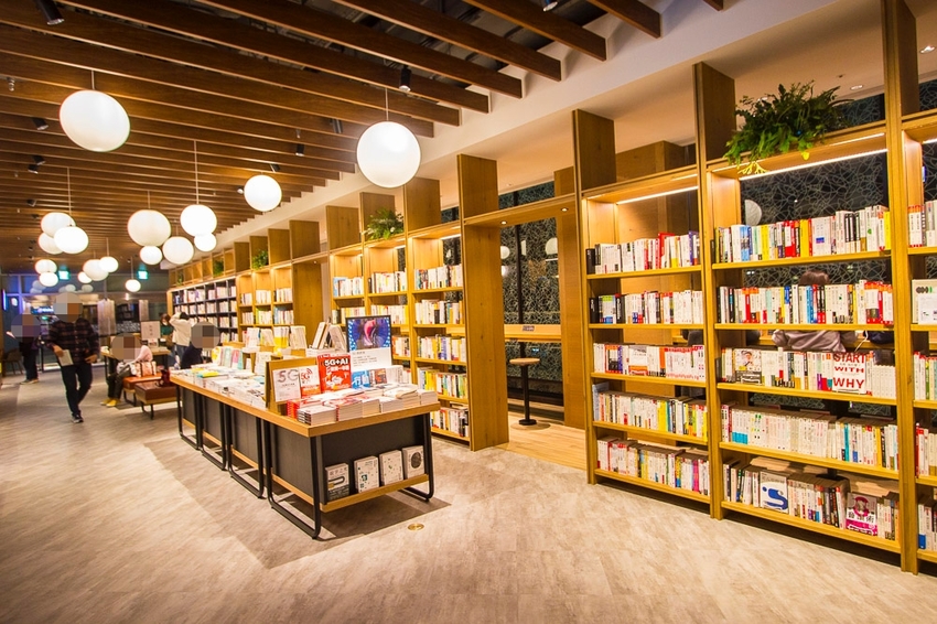 【台北景點】TSUTAYA BOOKSTORE｜蔦屋書店台北南港店～500坪大空間美麗書店，路易莎咖啡、WIRED CHAYA茶屋進駐