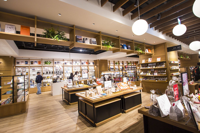【台北景點】TSUTAYA BOOKSTORE｜蔦屋書店台北南港店～500坪大空間美麗書店，路易莎咖啡、WIRED CHAYA茶屋進駐