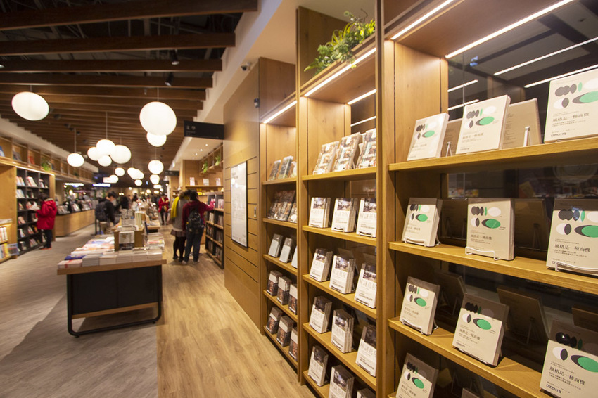 【台北景點】TSUTAYA BOOKSTORE｜蔦屋書店台北南港店～500坪大空間美麗書店，路易莎咖啡、WIRED CHAYA茶屋進駐