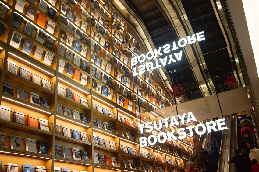 【台北景點】TSUTAYA BOOKSTORE｜蔦屋書店台北南港店～500坪大空間美麗書店，路易莎咖啡、WIRED CHAYA茶屋進駐