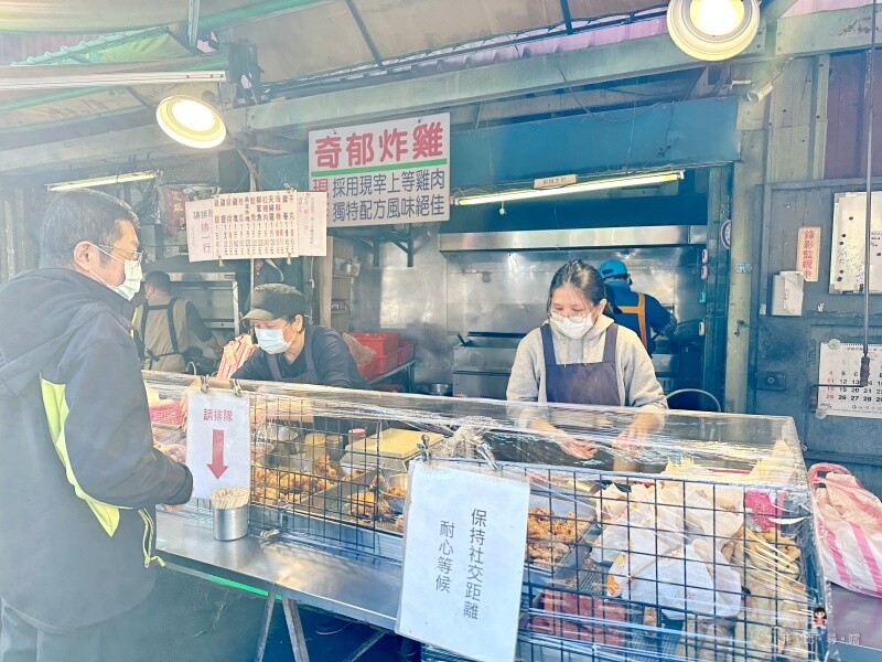 黃昏市場秒殺炸雞 上等雞肉外酥內多汁 雞翅山太邪惡啦！