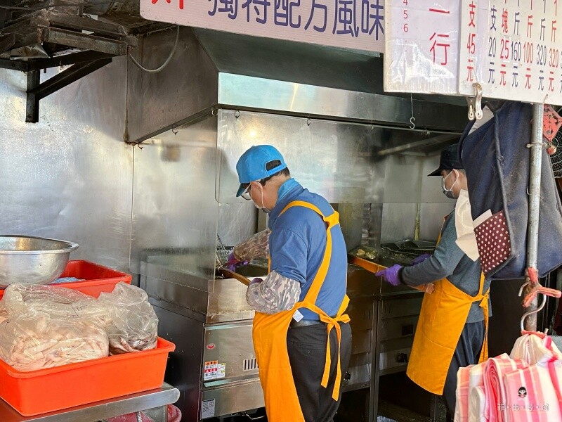 黃昏市場秒殺炸雞 上等雞肉外酥內多汁 雞翅山太邪惡啦！