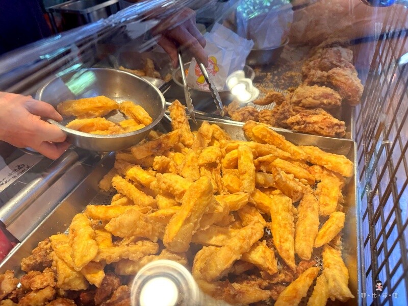 黃昏市場秒殺炸雞 上等雞肉外酥內多汁 雞翅山太邪惡啦！