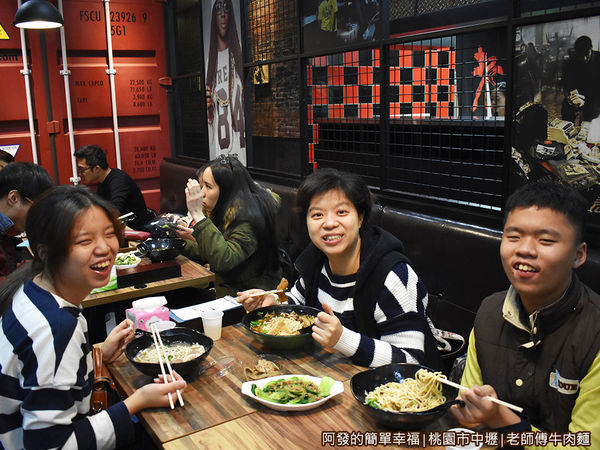 老師傅牛肉麵26-留影.JPG