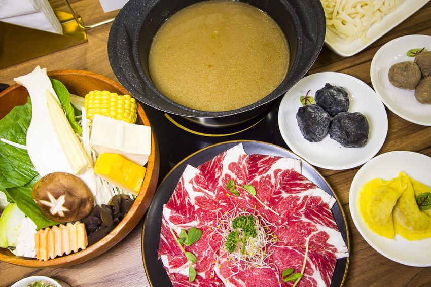 【台北美食】松山南京三民火鍋｜原火鍋Yuan Hot Pot～松山網美火鍋店，使用天然食材、吃得到食物的原始鮮味