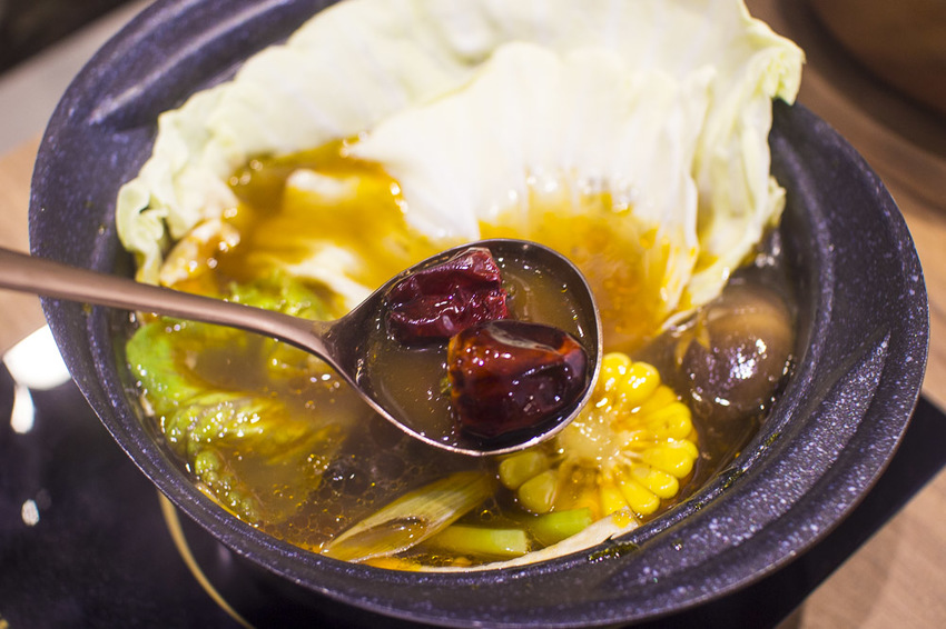 【台北美食】松山南京三民火鍋｜原火鍋Yuan Hot Pot～松山網美火鍋店，使用天然食材、吃得到食物的原始鮮味