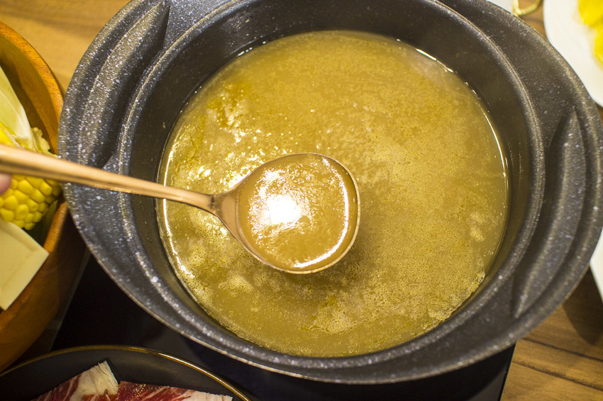 【台北美食】松山南京三民火鍋｜原火鍋Yuan Hot Pot～松山網美火鍋店，使用天然食材、吃得到食物的原始鮮味