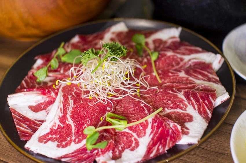 【台北美食】松山南京三民火鍋｜原火鍋Yuan Hot Pot～松山網美火鍋店，使用天然食材、吃得到食物的原始鮮味