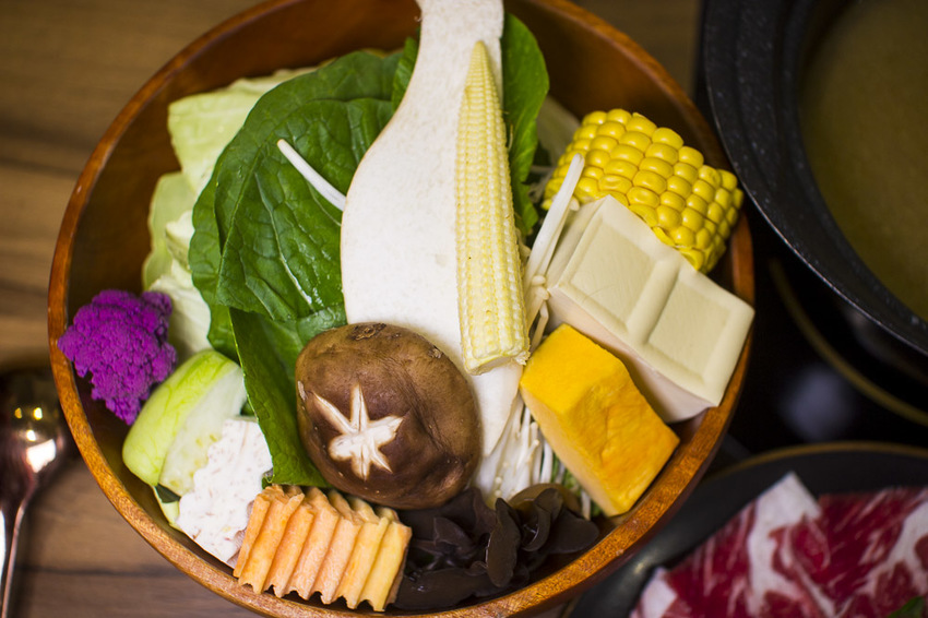 【台北美食】松山南京三民火鍋｜原火鍋Yuan Hot Pot～松山網美火鍋店，使用天然食材、吃得到食物的原始鮮味