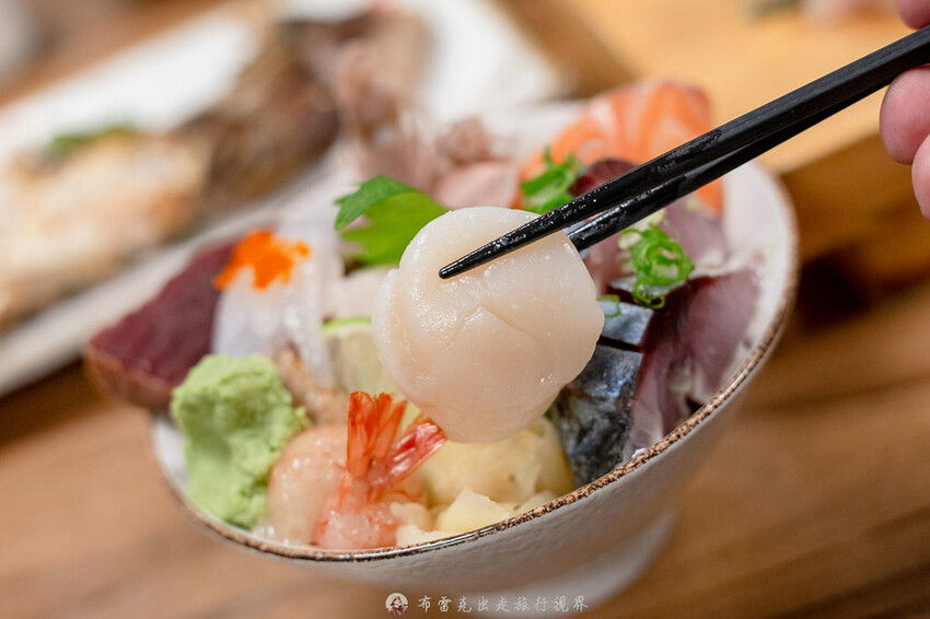 藏在巷弄的生魚片丼飯，附的味噌湯裡的魚肉也太多了，有夠便宜也有夠好吃｜布雷克出走旅行視界
