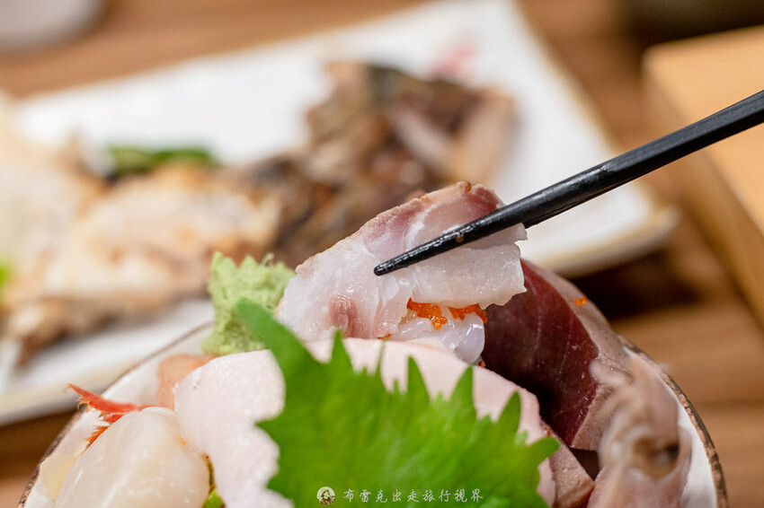 藏在巷弄的生魚片丼飯，附的味噌湯裡的魚肉也太多了，有夠便宜也有夠好吃｜布雷克出走旅行視界