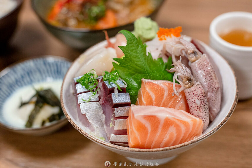 藏在巷弄的生魚片丼飯，附的味噌湯裡的魚肉也太多了，有夠便宜也有夠好吃｜布雷克出走旅行視界