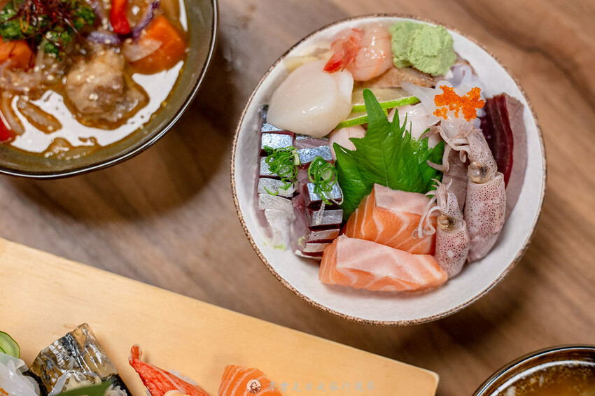 藏在巷弄的生魚片丼飯，附的味噌湯裡的魚肉也太多了，有夠便宜也有夠好吃｜布雷克出走旅行視界