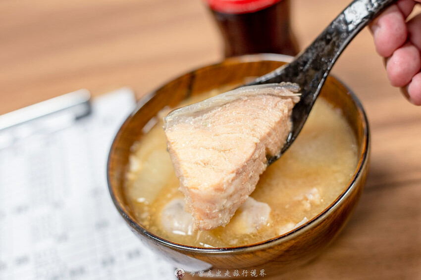 藏在巷弄的生魚片丼飯，附的味噌湯裡的魚肉也太多了，有夠便宜也有夠好吃｜布雷克出走旅行視界