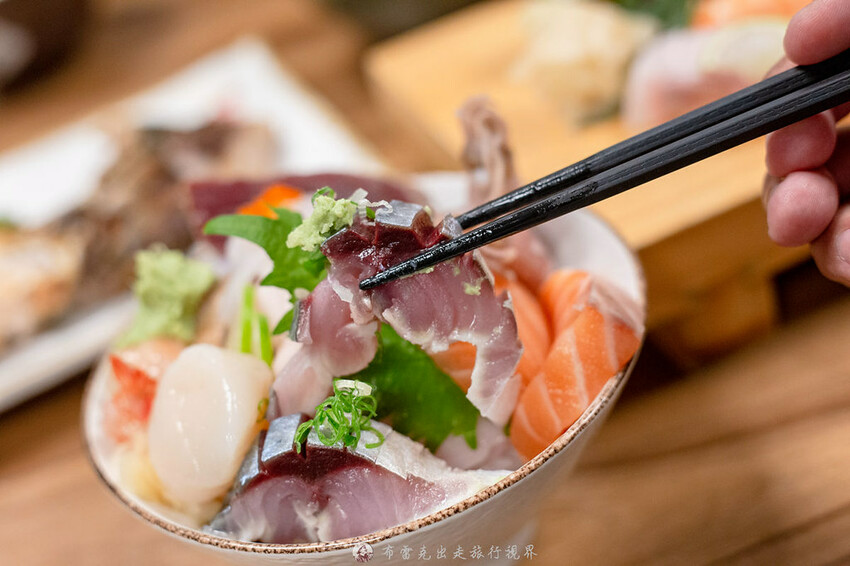 藏在巷弄的生魚片丼飯，附的味噌湯裡的魚肉也太多了，有夠便宜也有夠好吃｜布雷克出走旅行視界