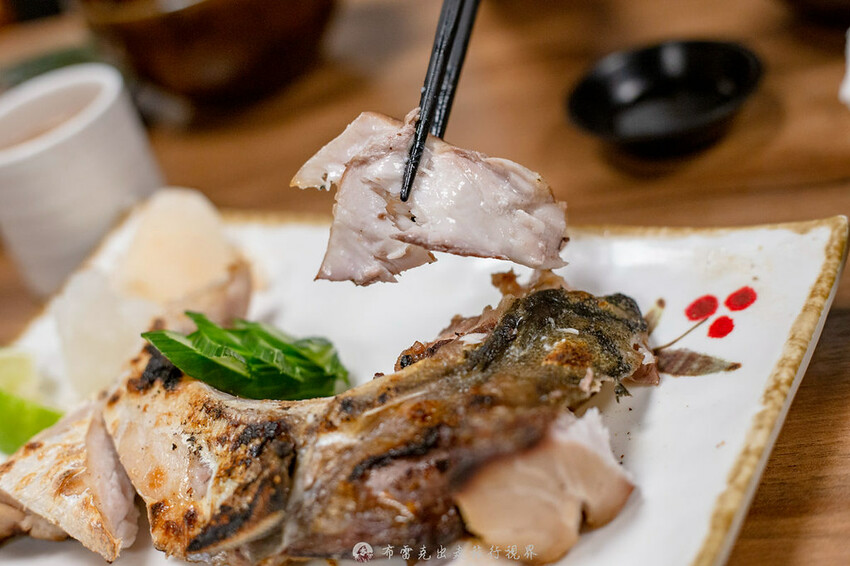 藏在巷弄的生魚片丼飯，附的味噌湯裡的魚肉也太多了，有夠便宜也有夠好吃｜布雷克出走旅行視界