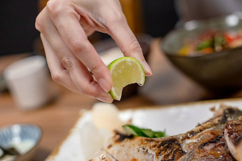 藏在巷弄的生魚片丼飯，附的味噌湯裡的魚肉也太多了，有夠便宜也有夠好吃｜布雷克出走旅行視界