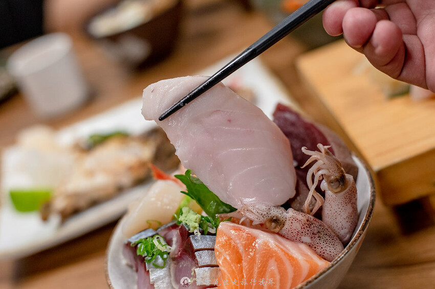 藏在巷弄的生魚片丼飯，附的味噌湯裡的魚肉也太多了，有夠便宜也有夠好吃｜布雷克出走旅行視界