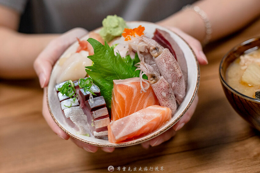 藏在巷弄的生魚片丼飯，附的味噌湯裡的魚肉也太多了，有夠便宜也有夠好吃｜布雷克出走旅行視界