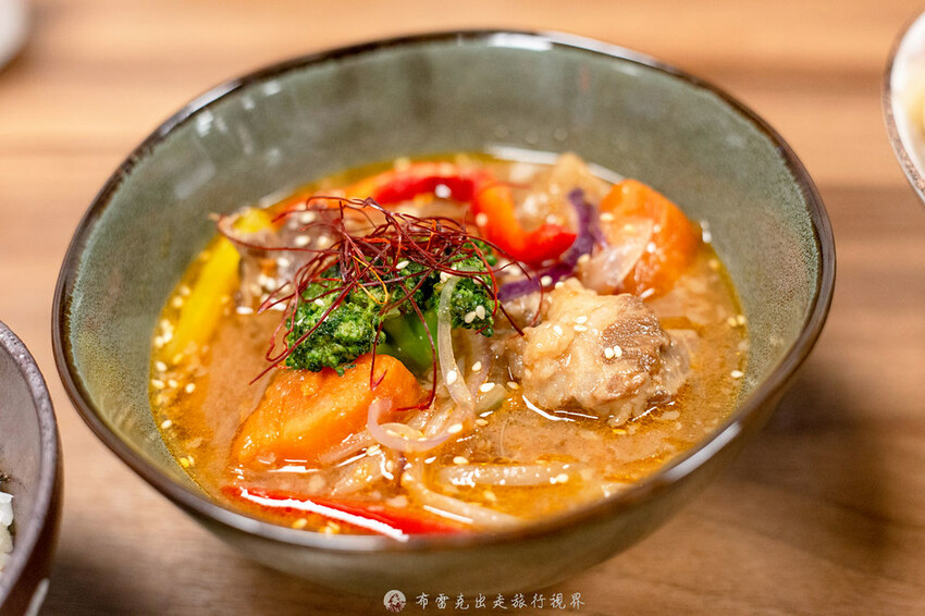 藏在巷弄的生魚片丼飯，附的味噌湯裡的魚肉也太多了，有夠便宜也有夠好吃｜布雷克出走旅行視界