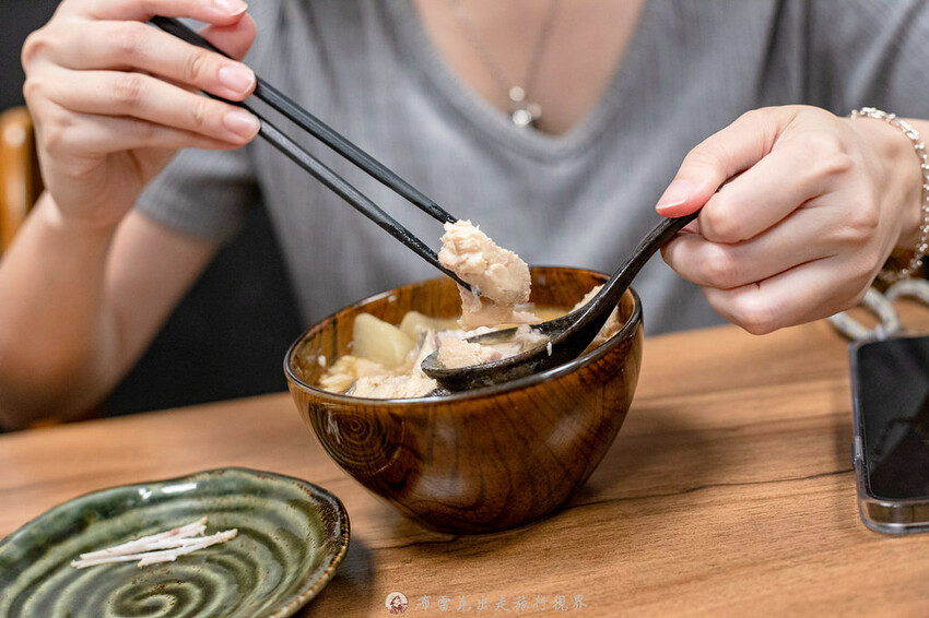 藏在巷弄的生魚片丼飯，附的味噌湯裡的魚肉也太多了，有夠便宜也有夠好吃｜布雷克出走旅行視界