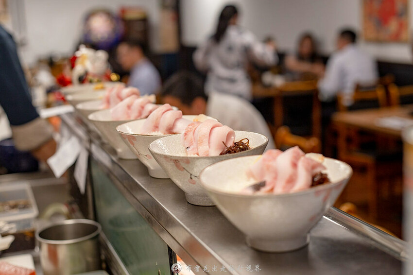 藏在巷弄的生魚片丼飯，附的味噌湯裡的魚肉也太多了，有夠便宜也有夠好吃｜布雷克出走旅行視界