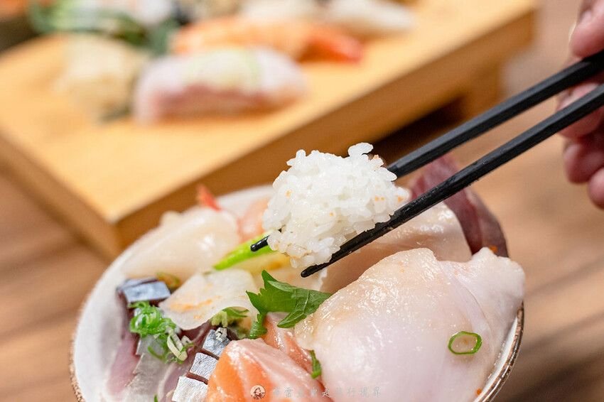 藏在巷弄的生魚片丼飯，附的味噌湯裡的魚肉也太多了，有夠便宜也有夠好吃｜布雷克出走旅行視界