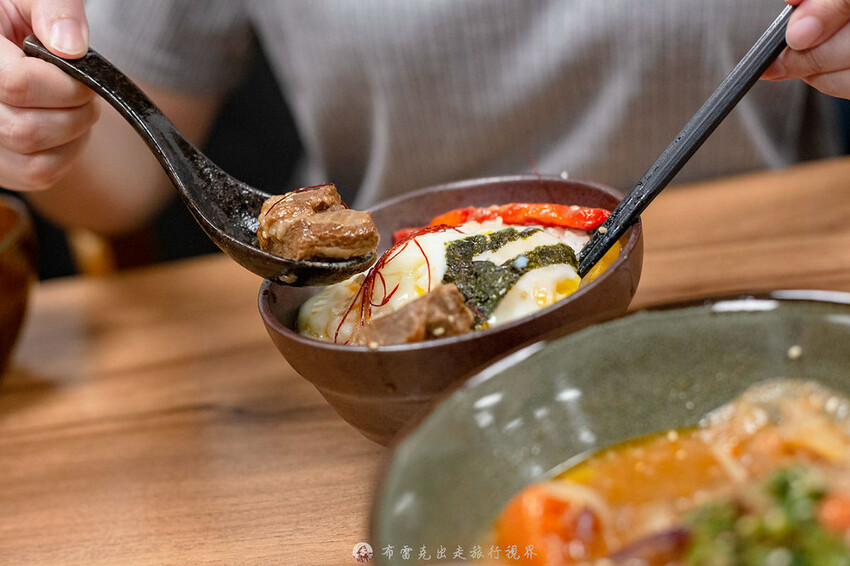 藏在巷弄的生魚片丼飯，附的味噌湯裡的魚肉也太多了，有夠便宜也有夠好吃｜布雷克出走旅行視界