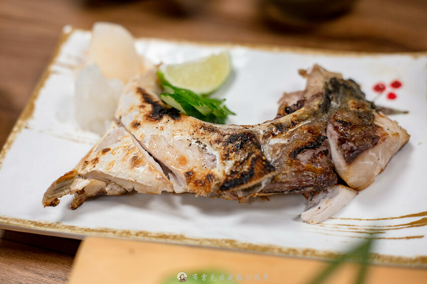 藏在巷弄的生魚片丼飯，附的味噌湯裡的魚肉也太多了，有夠便宜也有夠好吃｜布雷克出走旅行視界