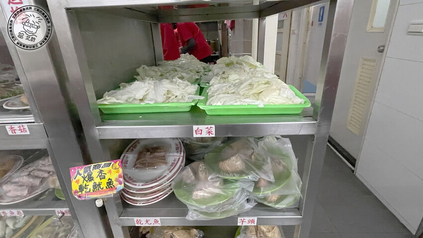 台北市松山區【 台北石頭火鍋 】不愧是40年老店在google評論上4千多則竟然還有4.2顆星的高分，只要冷氣夠強夏天吃爆炒鍋