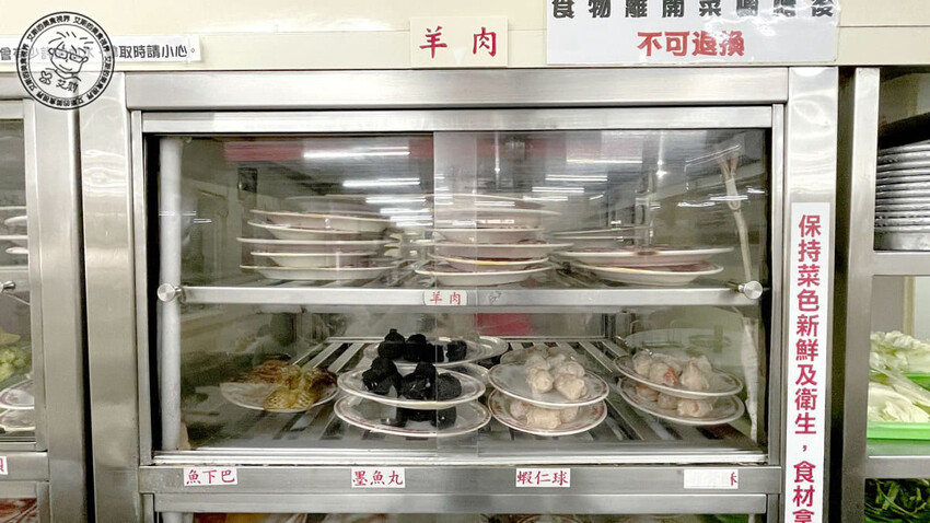 台北市松山區【 台北石頭火鍋 】不愧是40年老店在google評論上4千多則竟然還有4.2顆星的高分，只要冷氣夠強夏天吃爆炒鍋