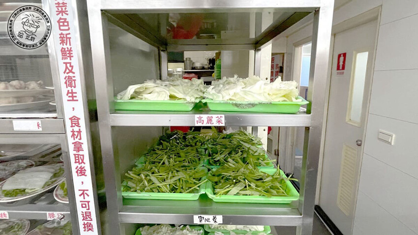 台北市松山區【 台北石頭火鍋 】不愧是40年老店在google評論上4千多則竟然還有4.2顆星的高分，只要冷氣夠強夏天吃爆炒鍋