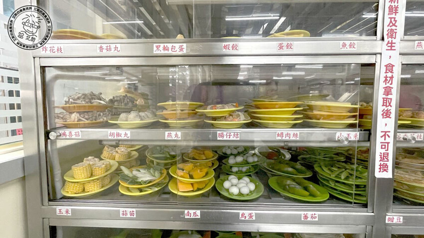 台北市松山區【 台北石頭火鍋 】不愧是40年老店在google評論上4千多則竟然還有4.2顆星的高分，只要冷氣夠強夏天吃爆炒鍋